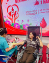 Hiệu trưởng nhà trường Dương Thị Học tham gia hiến máu