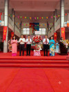 Ông Nguyễn Đăng Việt - Phó Bí thư Đảng uỷ, Chủ tịch UBND xã Bình Minh tặng hoa chúc mừng BHG cùng tập thể GV, NV và học sinh toàn trường nhân ngày khai giảng năm học 2026 - 2027