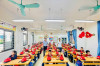 Thầy Hiệu trưởng Lê Quốc Bảo cùng thầy giáo Nguyễn Xuân Long trao tặng mũ BH cho học sinh lớp 1