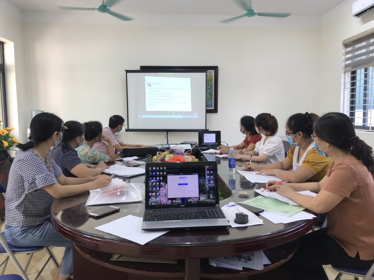 BGH, khối trưởng, và GV cơ bản lớp 2 dự chuyên đề trực tuyến