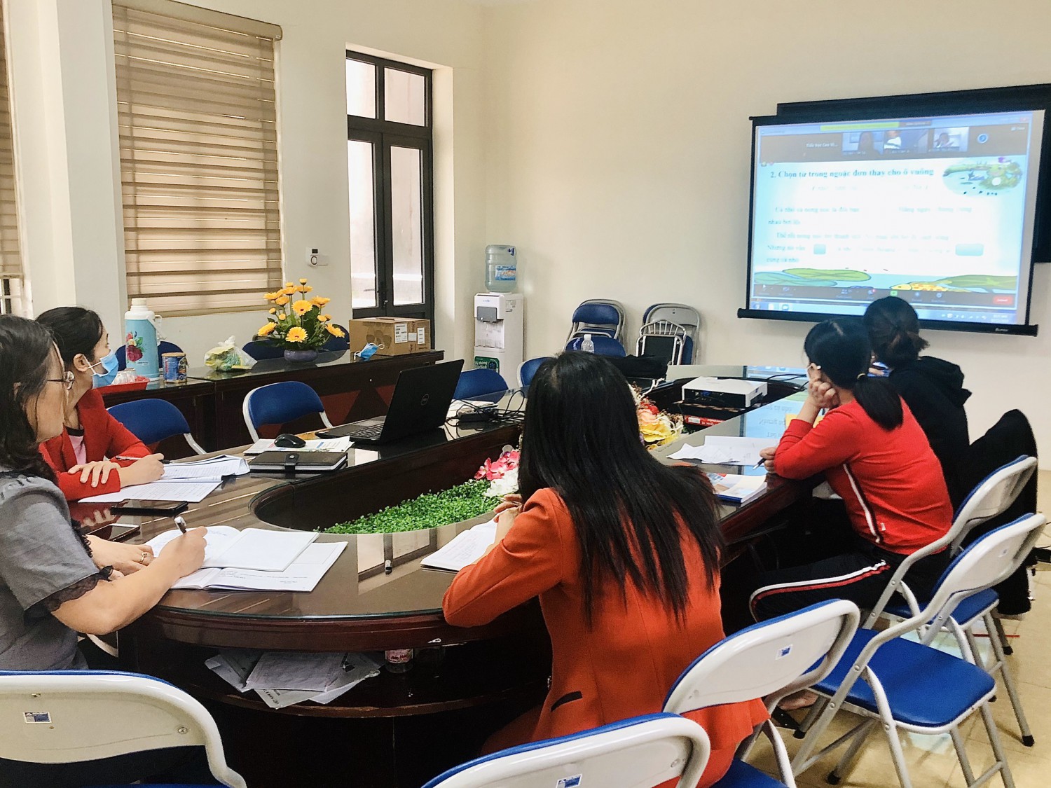 Cán bộ, Giáo viên nhà trường tham dự chuyên đề cấp huyện TV lớp 2 hình thức trực truyến