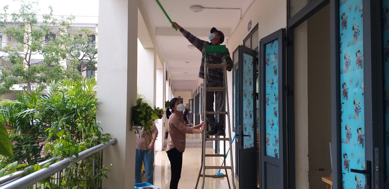 Giáo viên, nhân viên nhà trường vệ sinh khử khuẩn trường lớp