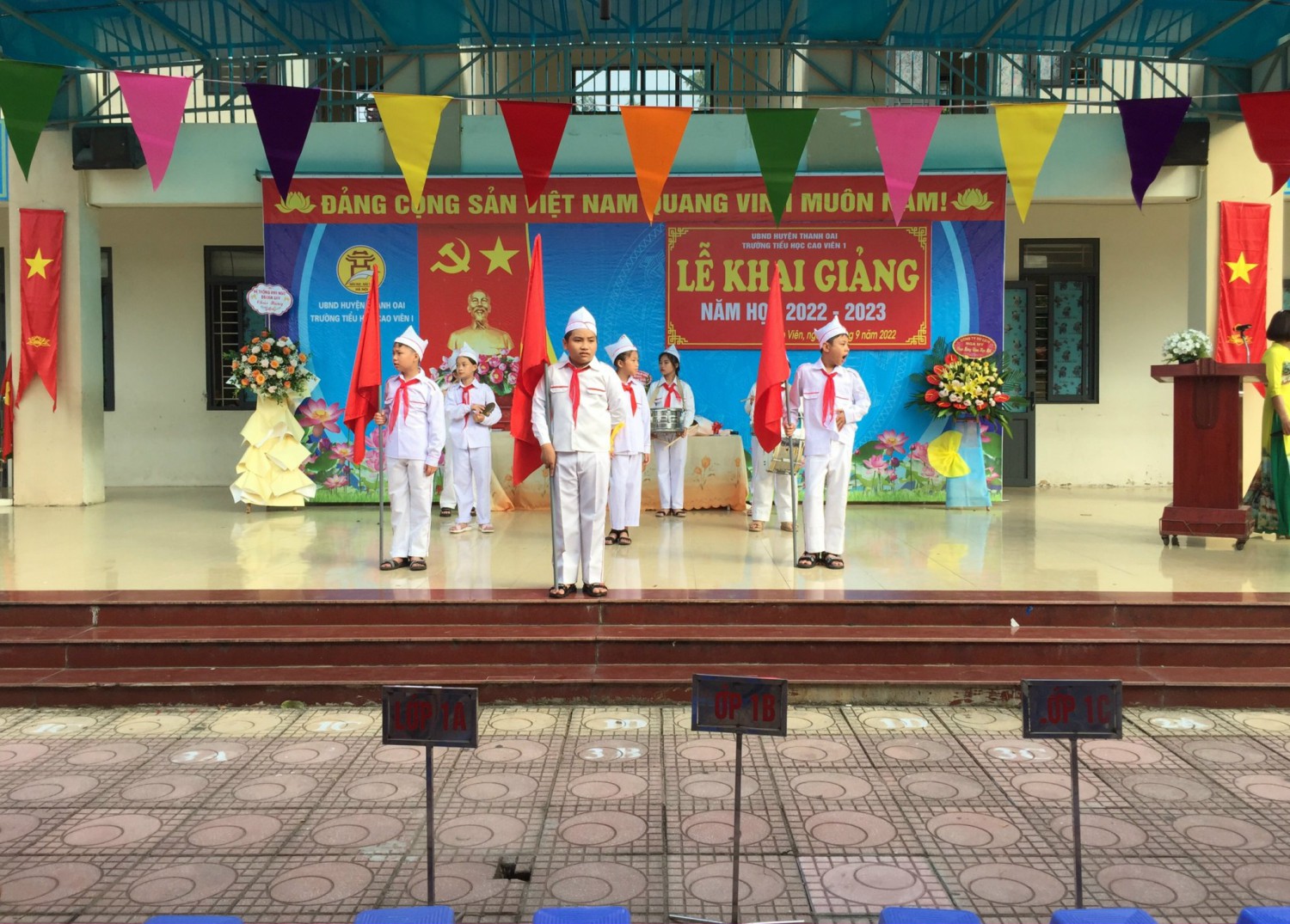 Đội nghi thức chuẩn bị đi đón các em HS khối 1