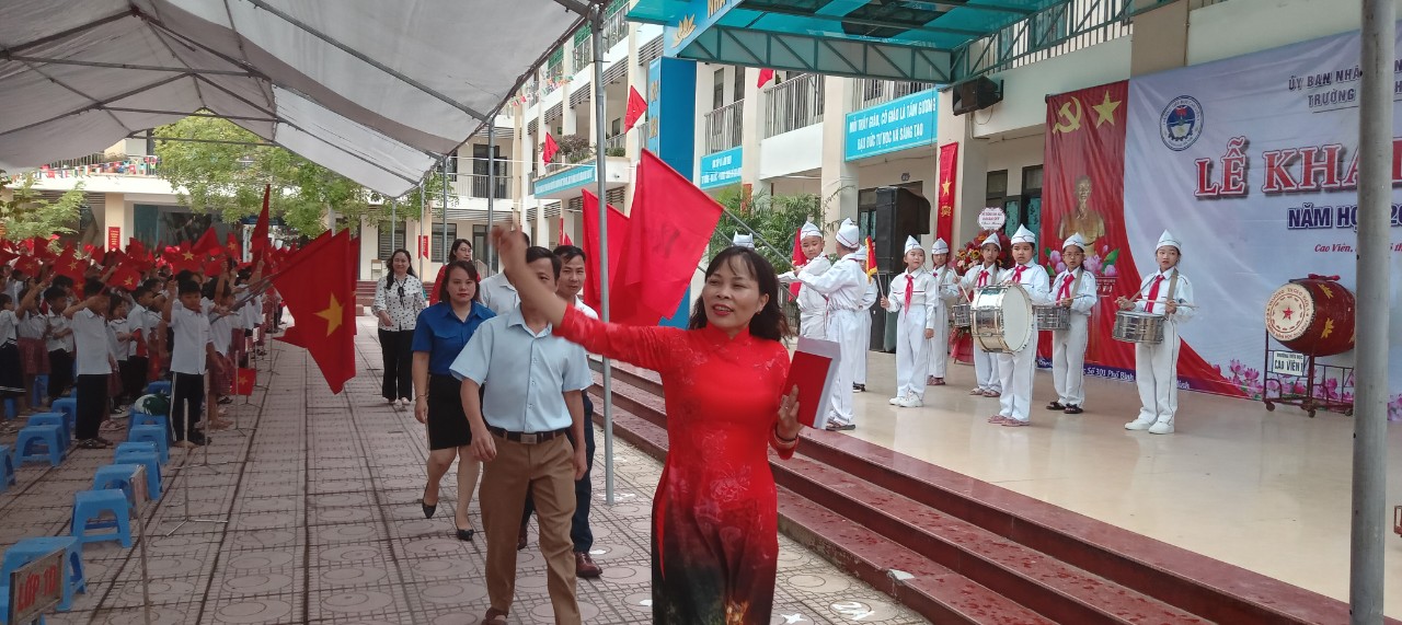 Toàn trường chào đón đại biểu