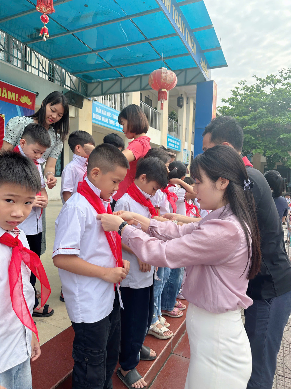 Cô Nguyễn Thị Thu Hà - Phó Hiệu trưởng hướng dẫn các đội viên mới các bước quàng khăn đỏ