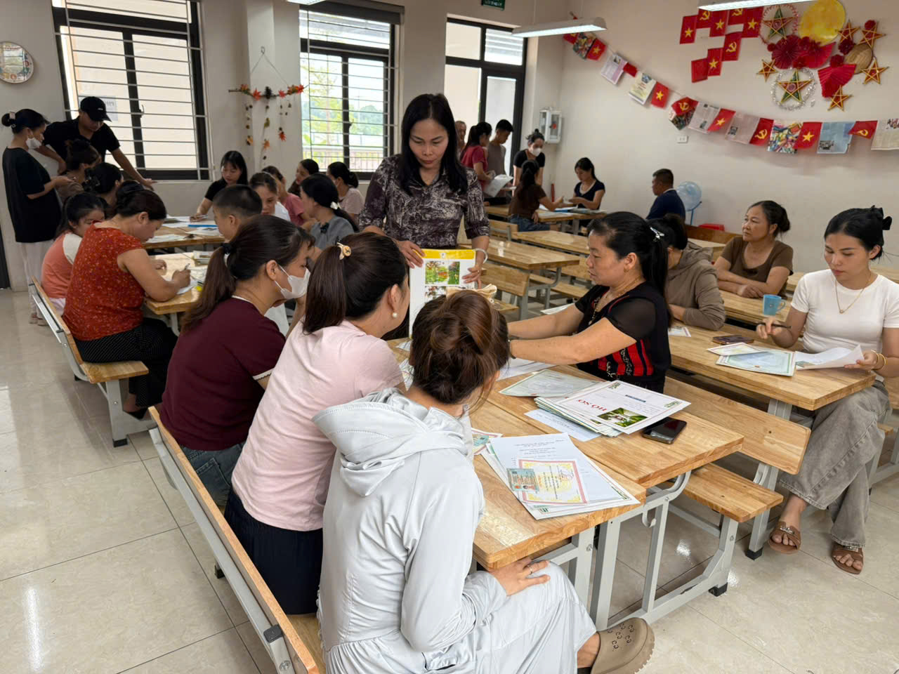 Đ/c Dương Thị Học - HT nhà trường cùng các đ/c được phân công đang hướng dẫn, đối chiếu hồ sơ HS