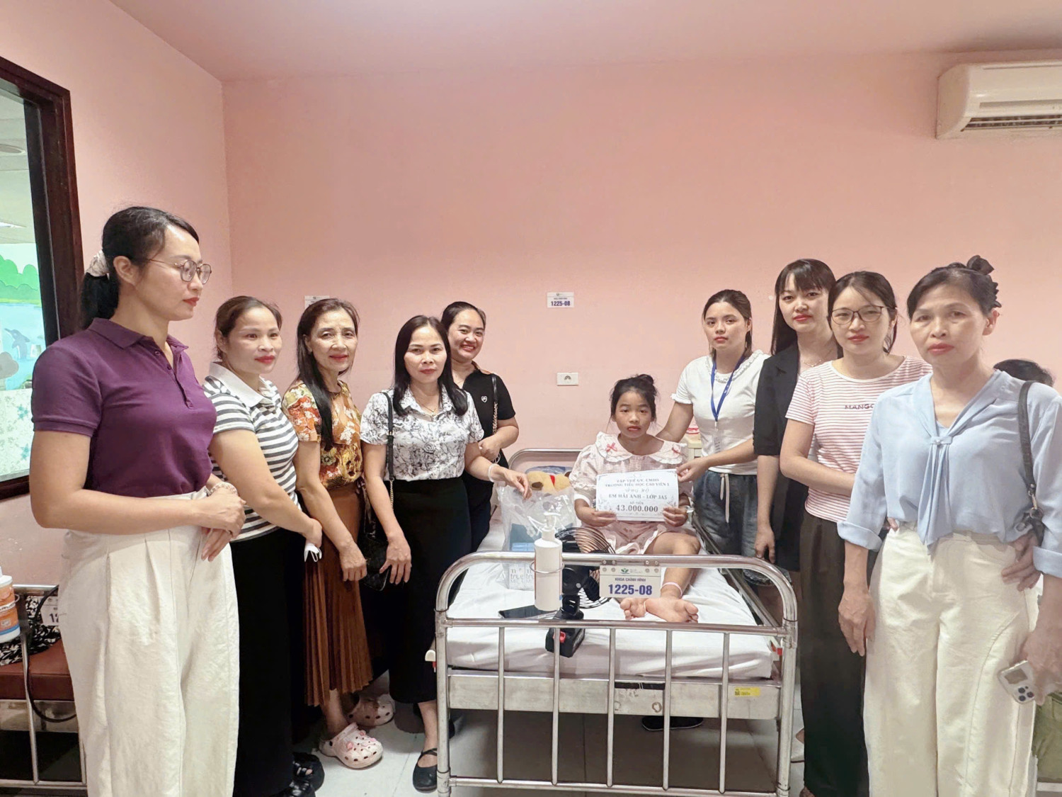 Ban giám hiệu, giáo viên, nhân viên cùng PHHS bên giường bệnh em Hải Anh
