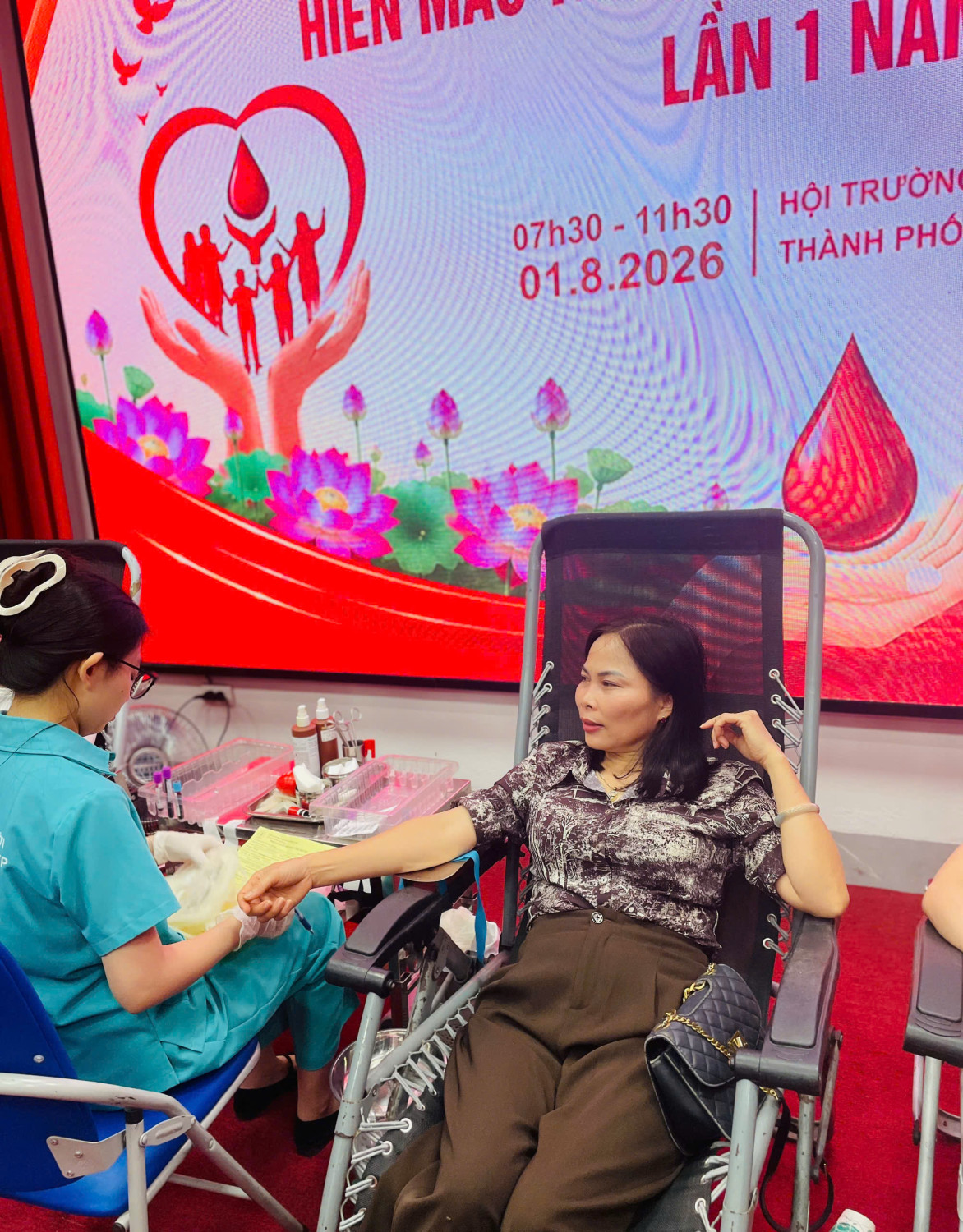 Hiệu trưởng nhà trường Dương Thị Học tham gia hiến máu