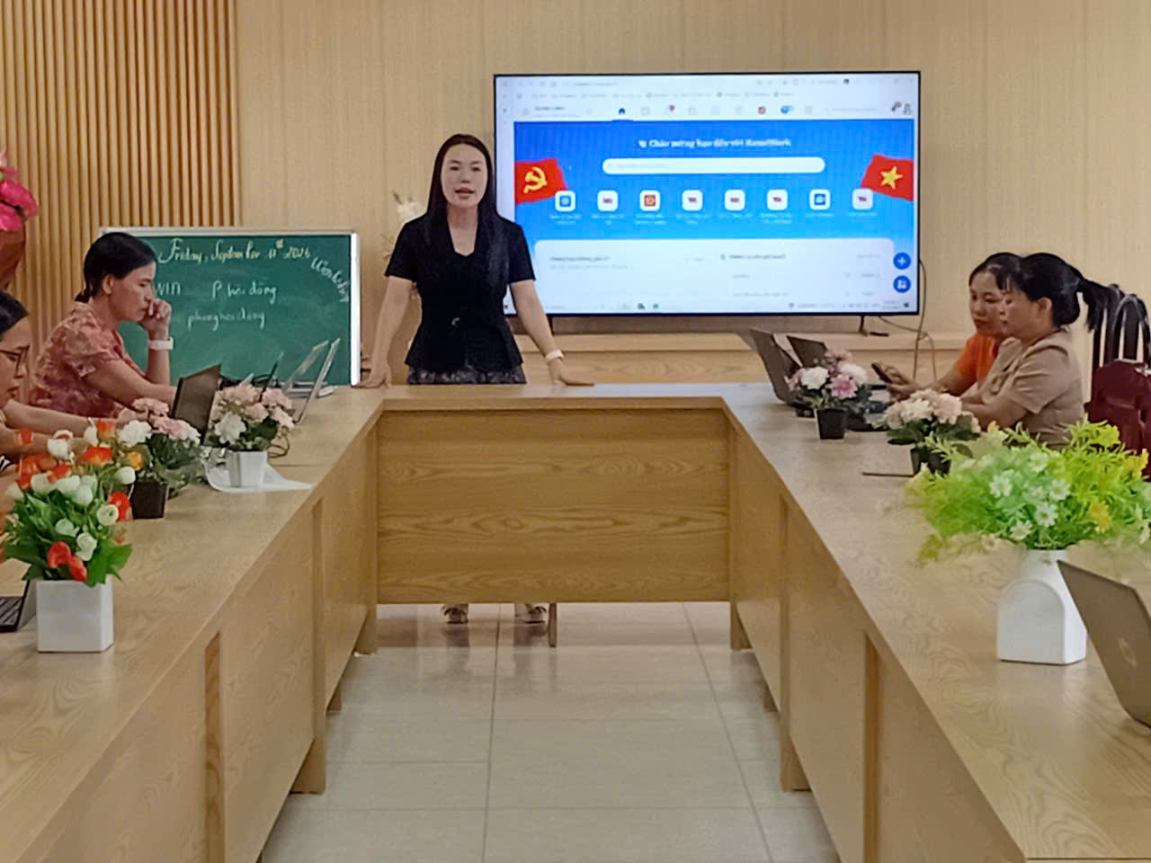 Cô giáo Nguyễn Thị Thu Hà - Phó hiệu trưởng nhà trường thông qua chương trình tập huấn