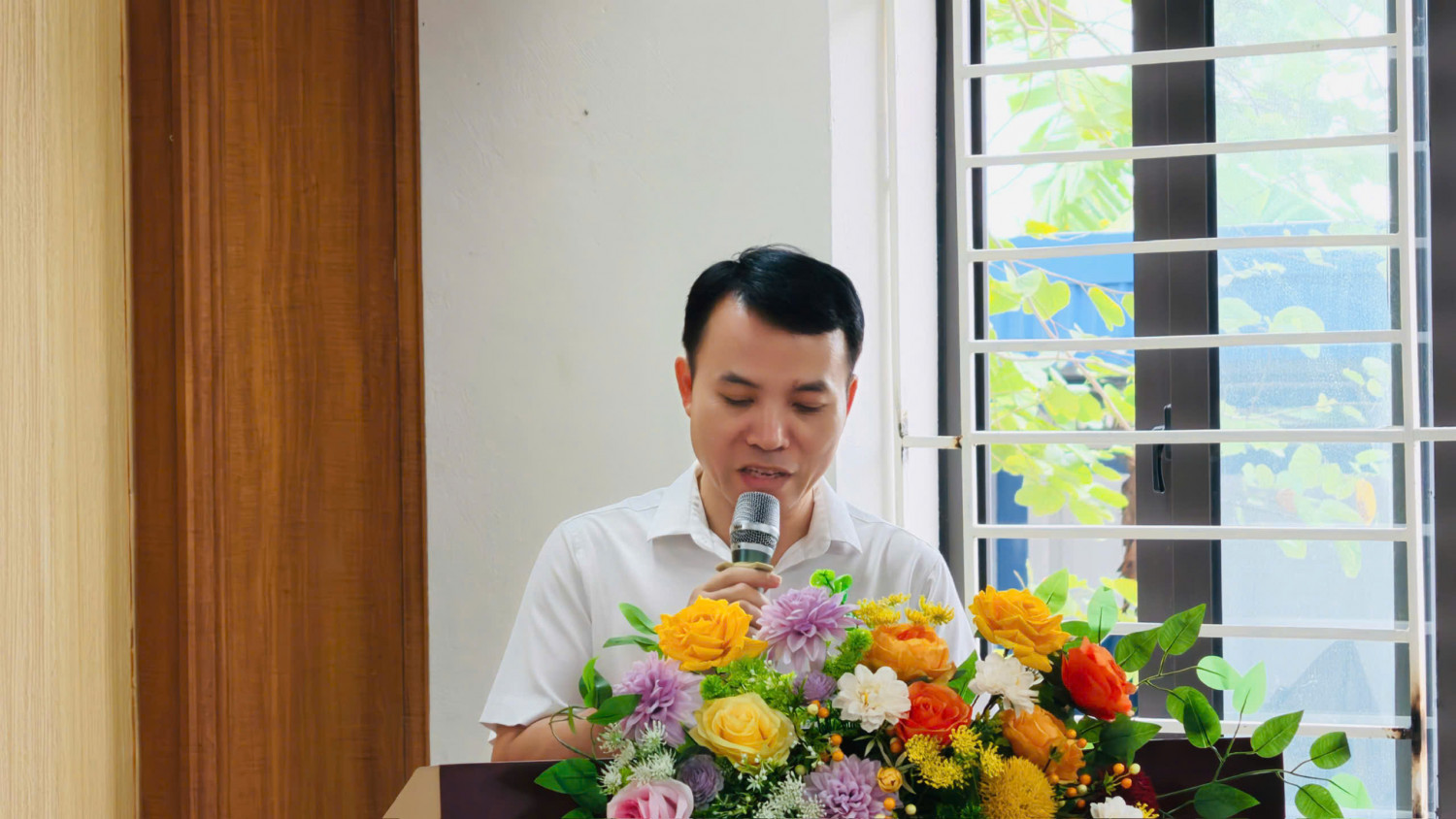 Đ/c Lê Quốc Bảo - Bí thư đảng bộ, Hiệu trưởng nhà trường khai mạc Hội nghị
