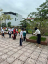 Cô giáo Phạm Hằng quản và hướng dẫn học sinh làm VSMT