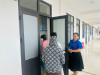 Đoàn viên thanh niên nhà trường hướng dẫn người nhà thí sinh vào phòng học nghỉ chờ