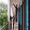 Vệ sinh khử khuẩn khuôn viên, phòng, bàn ghế, đồ dùng học tập