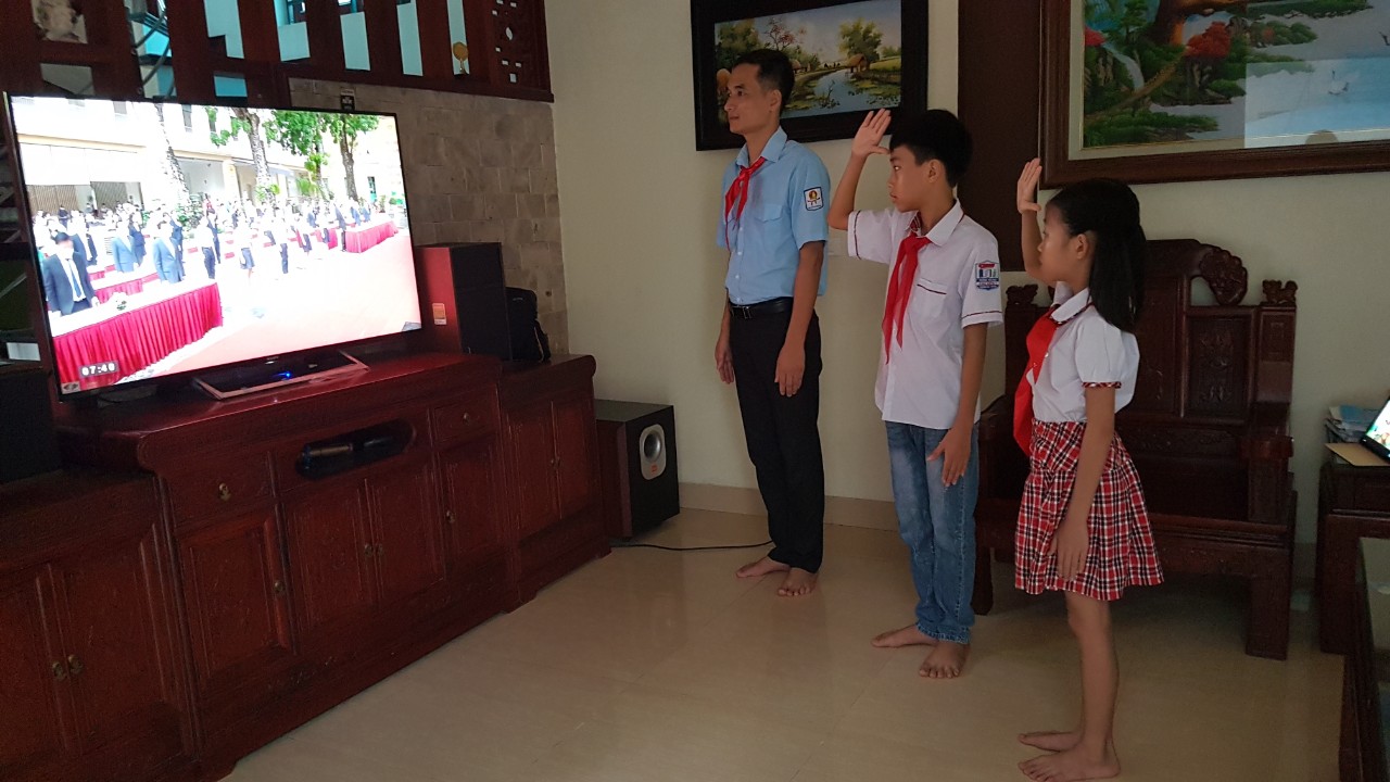 Mặc dù dự lễ khai giảng trực tuyến qua truyền hình nhưng buổi lễ được thầy và trò trường tiểu học Cao Viên I vẫn thực hiện nghiêm trang, đúng nghi thức và rất trang trọng