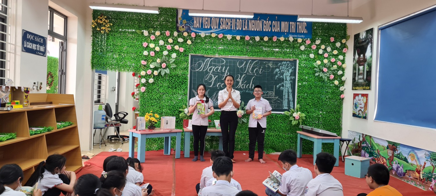 Tặng quà cho học sinh trả lời đúng câu đố vui, tuy món quà nhỏ nhưng đủ khích lệ tinh thần ham đọc sách của các em.