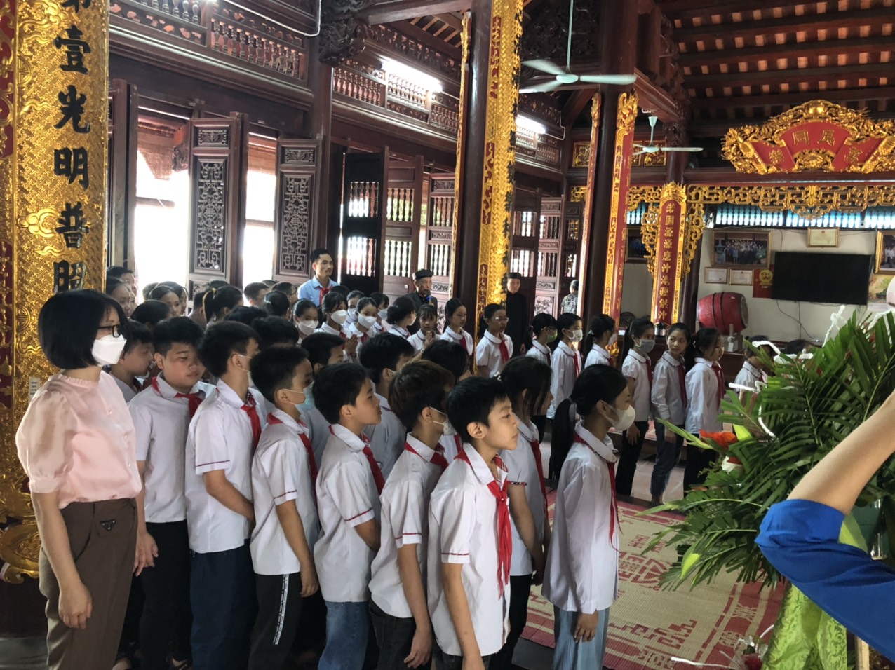 BGH nhà trường, các thầy cô giáo và các em học sinh trường tiểu học Cao Viên I thành kính dâng hương kỉ niệm 132 năm ngày sinh nhật Bác 19/5/1890 - 19/5/2022