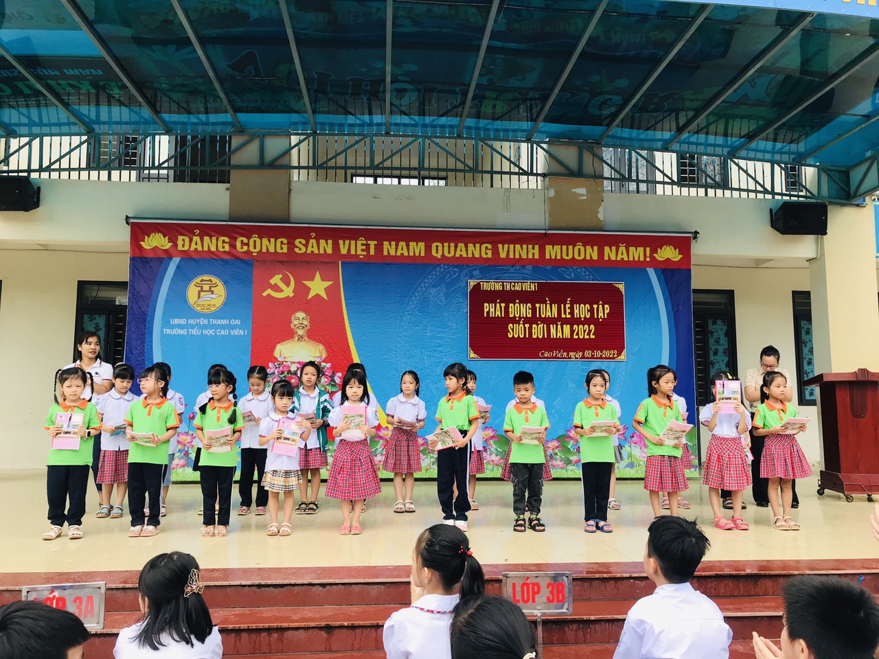 Ban đại diện phụ huynh trường trao thưởng cho học sinh có thành tích học tập trong tháng 9 năm 2022