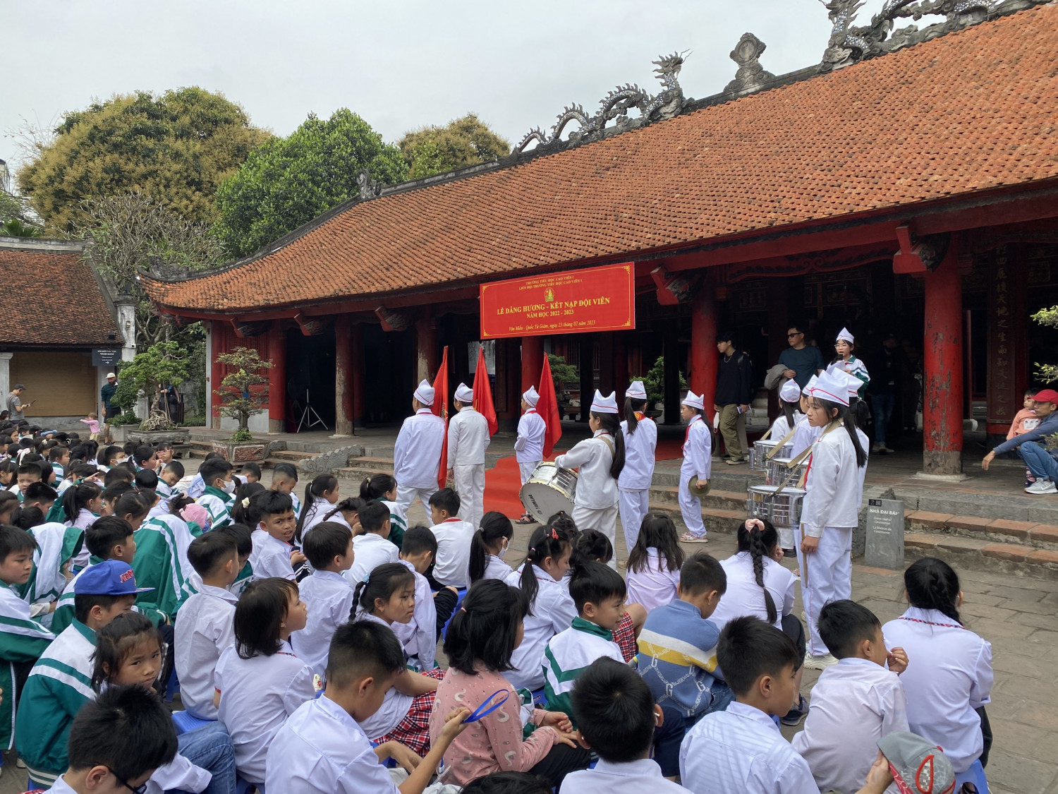 Nhưng học sinh ưu tú của trường tiểu học Cao viên I được kết nạp vào đội thiếu niên tiền phong Hồ Chí MInh tại Văn miếu Quốc Tử Giám