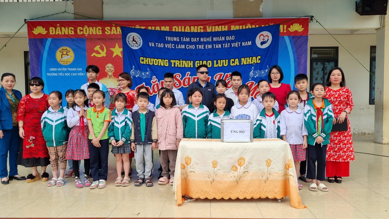 Trung tâm dạy nghề nhân đạo và tạo việc làm cho trẻ em tàn tật Việt Nam về giao lưu văn nghệ tại trường TH Cao Viên I