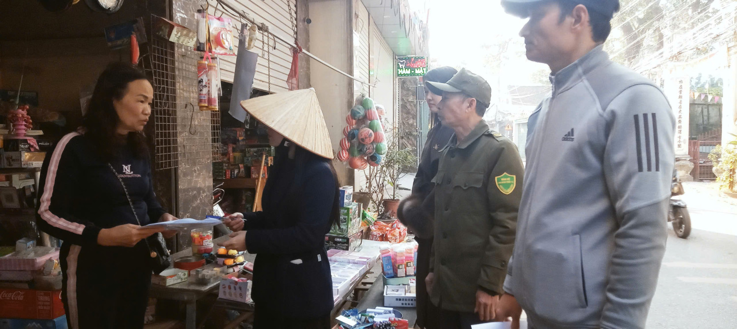 Đ/c Nguyễn Thị Thu Hà - PHT cùng đoàn đang tuyên truyền cho 01 hộ kinh doanh