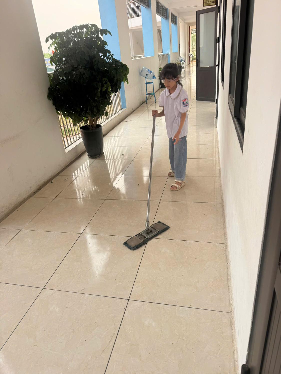 Học sinh toàn trường tích cực tham gia tổng vệ sinh