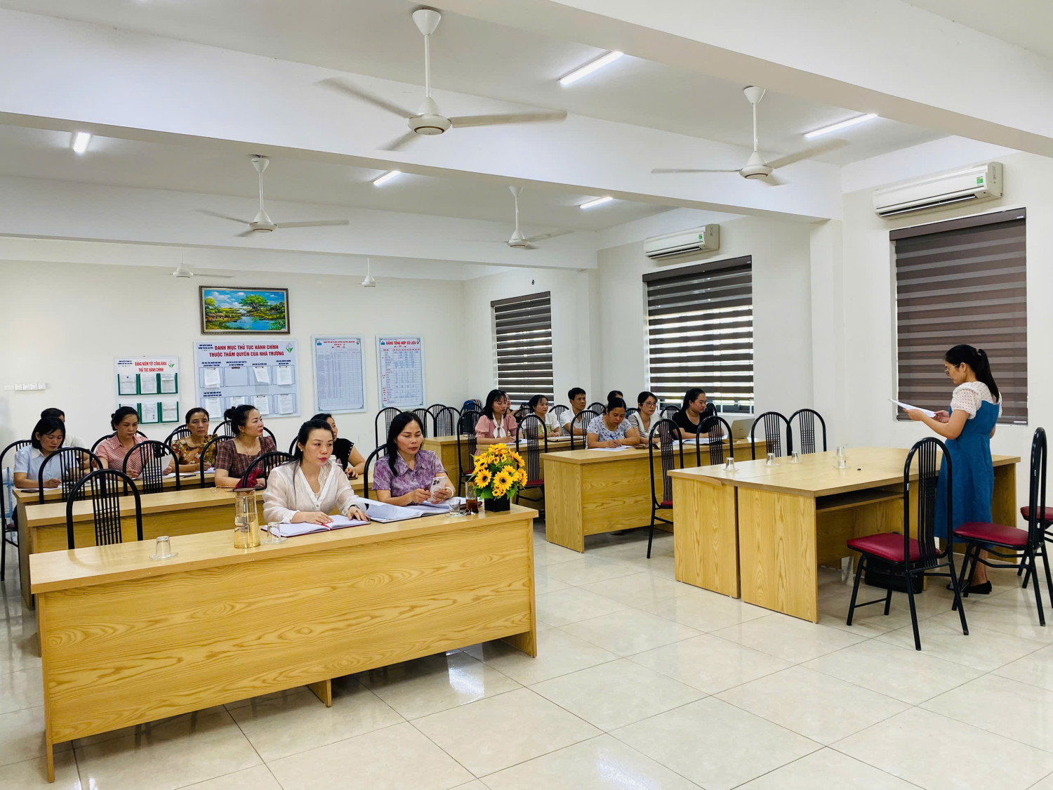 Đồng chí Ngô Thị Huệ - Chi uỷ chi bộ thông qua Nghị quyết