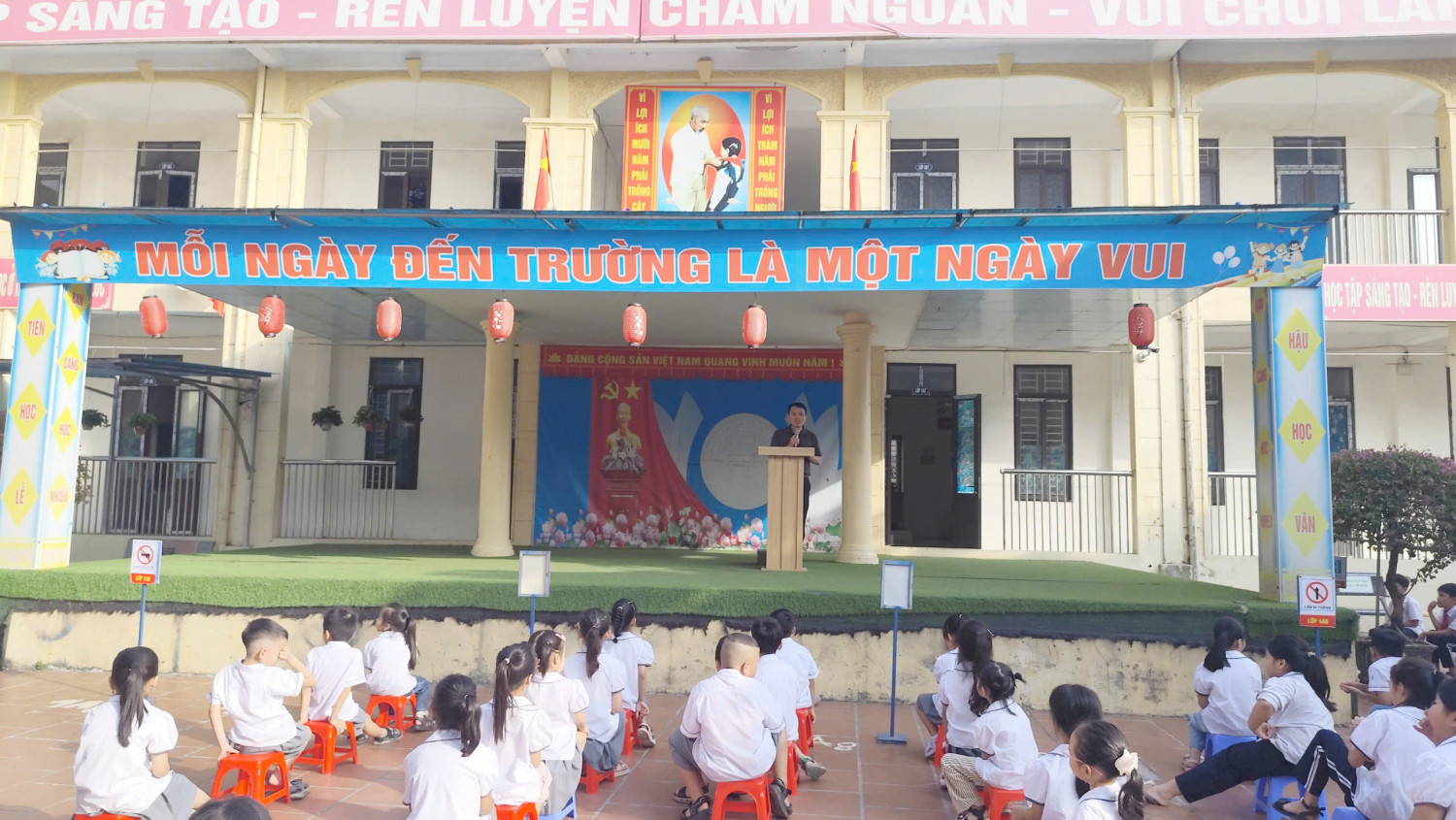 Thầy Lê Quốc Bảo - Bí thư Đảng bộ, Hiệu trưởng nhà trường tham dự và phát biểu trước toàn thể học sinh tại điểm trường